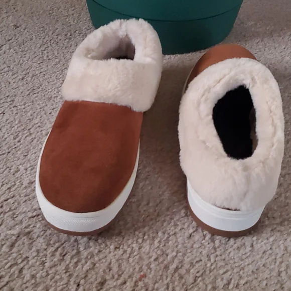 Blondo Waterproof Slip-ons - Picture 3 of 8